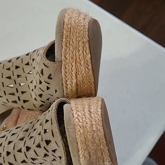 Marc Fisher Peep-Toe Wedge Sandals with cutout detail size 6.5 - Picture 11 of 13